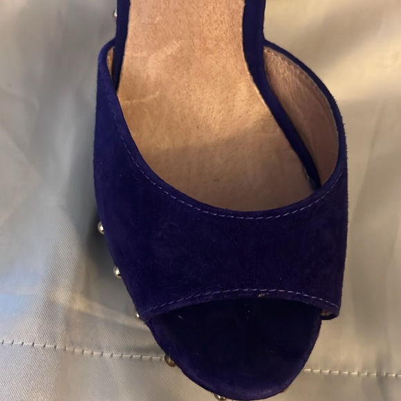 Aldo Purple suede leather wedge sandal with gold studs, size 7.5 ankle strap - Picture 8 of 10